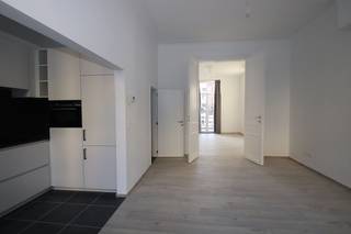 Dit éénslaapkamer-appartement maakt deel uit van een pas compleet (!!) gerenoveerd gebouw.Het betreft een ruim & lichtrijk...