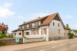 <p>Te renoveren charmante hoeve met véél potentieel, gelegen op een ruim perceel van 2.577 m² in landelijk woongebied. Deze eigendom biedt tal van mogelijkheden voor wie droomt van een renovatieproject met karakter, ruimte en bijgebouwen. Ideale opportuniteit voor projectontwikkelaars.<br /><br />INDELING:<br />De hoeve beschikt over meerdere leefruimtes, 2 keukens, wasplaats, bijkeuken en kelder. Er zijn momenteel 5 slaapkamers en 2 badkamers, evenals 2 toiletten. De zolder biedt bijkomende uitbreidingsmogelijkheden.<br /><br />Buiten geniet u van een zuidgerichte tuin, terras, koer en een ruim bijgebouw van ca. 208 m², ideaal als atelier, opslag of om om te bouwen als deel van de woonst. <br /><br />Een unieke kans voor renovatieliefhebbers, zelfstandigen of wie op zoek is naar een landelijke eigendom met uitbreidingsmogelijkheden.<br /><br />Bezoek na afspraak met Immo Beguin, jouw vastgoedexpert sinds 2009.<br />✉️ info@immobeguin.be</p>