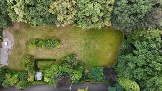 Zeer mooi en zeer rustig gelegen bouwgrond van 8 are voor open bebouwing.<br />Residentieel gelegen vlakbij het golf-en meerdomein, op de hoek met de Mereldreef en op 1,7km van scholen Atheneum.<br />Breedte: 25 meter - diepte: 31 meter.<br />Oriëntatie: oost. <br />Kroonlijsthoogte: 6,5m bij plat dak en 6m bij hellend dak.<br />Geen bouwverplichting.<br />Hoofdbestemming wonen en nevenbestemming, complementaire bedrijvigheid zoals een kantoor, diensten, handel en vrije beroepen indien ze verbonden zijn met de woonfunctie met een maximum van 100m² - zorgwonen toegelaten.<br />Goedgekeurde verkavelingsvergunning - woongebied met landelijk karakter - geen voorkooprecht ruimtelijke ordening - stedenbouwkundige vastgoedinfo in aanvraag.<br />Niet overstromingsgevoelig - perceelscore A. Opmetingskosten ten laste van kopers 950 euro.<br />Adres: Keerbergen, Wielewaalweg 1 - hoek Mereldreef (bouwgrond lot 1).