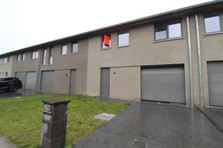 Energiezuinige nieuwbouwwoning te huur gelegen langs de Bolle Akkerweg op de Tassche te Roeselare.Deze woning beschikt over alle nodige hedendaagse...