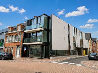 Bent u op zoek naar een centraal gelegen appartement in Tielt waar u comfortabel en zorgeloos kunt huren? Dan is dit nieuwbouwproject precies wat u zoekt!<br /><br />In de Kortrijkstraat in Tielt op de eerste verdieping bieden wij dit stijlvol nieuwbouwappartement aan. De appartementen worden volledig instapklaar opgeleverd en afgewerkt met kwalitatieve voorzieningen, waaronder verlichting, gordijnen, airco,...<br /><br />Indeling van het pand:<br />Binnenkomen doet u via de inkom met gastentoilet, vervolgens hebben we de ruime leefruimte met open en volledig geïnstalleerde keuken + bering, de leefruimte heeft ook toegang tot het overdekt en vooral zonnig terras, twee volwaardige slaapkamers waarvan één met terras langs te voorkant en badkamer.<br /><br />Provisie gemeenschappelijke kosten: €50/ maand.<br />Optioneel kunt u ook een staanplaats huren: €25/ maand. <br /><br />Interesse in dit unieke project? Aarzel dan niet om ons te contacteren!
