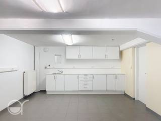 OPGELET: om dit pand te huren of bezichtigen vragen wij steeds eerst een virtueel bezoek te brengen aan het pand. Ga hiervoor naar www.rosseel.be en vul de referentie XV219CP in in het veld ‘zoek’ bovenaan rechts. Kies dan ‘360°’. De website helpt je nu verder voor de volgende stappen.<br /><br />Deze instapklare kantoorruimte is gunstig gelegen nabij het station Gent-Sint-Pieters en belangrijke uitvalswegen, wat zorgt voor een uitstekende bereikbaarheid. De ruimte biedt tal van mogelijkheden en beschikt over een gedeelde parking, te gebruiken samen met de andere bedrijven in het gebouw.<br /><br />De kantoorruimte bestaat uit een open werkruimte met een praktisch keukentje, uitgerust met een wastafel en ruime kastruimte. Daarnaast is er een gemeenschappelijk toilet en fietsenberging aanwezig.<br /><br />Bij de huurprijs komt maandelijks een kost van €100 (voorschot) voor de gemeenschappelijke kosten, elektriciteit, gas, water, warm water en internet.<br /><br />Onmiddellijk beschikbaar.