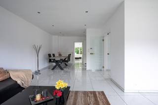 Op een uitstekende locatie te Putte bevindt zich deze recent gerenoveerde woning met 3 slaapkamers, vrij in te richten zolder en tuin. U geniet hier zowel van een ideale ligging vlakbij Putte met winkels, eet-en drankgelegenheden, scholen en het openbaar vervoer, alsook van een uitstekende bereikbaarheid, vlakbij belangrijke invalswegen.<br /><br />We betreden deze instapklare woning via de inkomhal. De ruime leefruimte geniet van veel lichtinval door de vele raampartijen en kunt u inrichten met een gezellige zithoek en aparte eetplaats. Hier is de open keuken mooi geïntegreerd in het geheel en voorzien van de voornaamste toestellen. Achteraan de woning beschikt u verder nog over een ruime tweede woonkamer met zicht op de tuin, een praktische berging en een apart toilet. De nachthal op de eerste verdieping geeft ons toegang tot 3 slaapkamers en de badkamer, uitgerust met een lavabo, inloopdouche en toilet. In de zeer ruime tuin met aangelegd terras en goede oriëntatie kunt u steeds in alle rust en privacy genieten van het mooie weer. Tot slot beschikt de woning nog over een afgewerkte zolder die naar eigen wens ingericht kan worden en voldoende parkeermogelijkheden op de oprit. <br /><br />Het gunstige E-peil, de conforme elektrische keuring en het feit dat de woning asbestveilig is maken deze woning tot een instapklare woning waar u zonder zorgen intrek in kan nemen! <br /><br />Dit is een uitstekende opportuniteit als u op zoek bent naar een instapklare woning met 3 slaapkamers te Putte. Contacteer ons voor meer informatie op 0479/47.09.61 of neem een kijkje op www.boonstravastgoed.be . <br /><br />Bijzonderheden:<br />- Instapklaar<br />- 3 slaapkamers<br />- Uitstekende locatie
