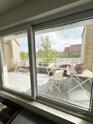 <p><strong>Bemeubeld duplexappartement in hartje Oostende te huur!</strong></p><p>Indeling</p><p>Gelijkvloers: eigen inkomdeur vanuit de gemeenschappelijke inkomhal, met een privatieve trap naar het appartement.</p><p>Eerste verdieping: inkomhal met berging en vestiaire, apart toilet en een zithoek aan de voorzijde. De zithoek geeft uit op een groot terras op het zuiden. Aan de achterzijde ligt een ruime eetkamer met open keuken. De keuken is volledig uitgerust met oven, kookplaat, dampkap, koelkast en voldoende kastruimte.</p><p>Tweede verdieping: nachthal, twee volwaardige slaapkamers (één aan de voorzijde, één aan de achterzijde met ingebouwde kasten), badkamer en een berging met boiler.</p><p>Daarboven bevindt zich nog een zolder voor extra bergruimte en zonnepanelen!</p><p>Troeven:<br />- Groot terras (zuidgericht)<br />- Ruime eetkamer met open, volledig uitgeruste keuken<br />- Twee volwaardige slaapkamers<br />- Alle meters apart<br />- Bemeubeld</p><p>Huurprijs: 1.400 euro per maand (inclusief nutsvoorzieningen). Geen garage of autostaanplaats.</p><p>EPC: 347 kWh/m² per jaar, label D<br />Unieke code: 20240425-0003220785-RES-1</p><p>Interesse of een bezoek plannen? Stuur gerust een bericht.</p>