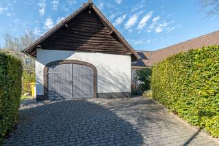 <span><strong>Charmante laagbouwwoning met 3 slpks, tuin en inpandige garage op toplocatie te Vosselaar</strong><br />Toplocatie in rustige straat, nabij centrum Vosselaar | Elektriciteit conform! | 816m² perceel<br /><br /><strong>Omschrijving:</strong><br />Deze ruime laagbouwwoning bevindt zich in een kindvriendelijke wijk, op fietsafstand van het centrum van Vosselaar!<br /><br />We betreden de woning via de charmante inkomhal, dewelke uitgeeft op de ruime woonkamer met zithoek en eethoek. De zithoek geniet van een gezellige houtkachel met naverbranding. Aansluitend bevindt zich de volledig uitgeruste keuken met toegang tot de tuin!<br /><br />Via de nachthal betreden we de 3 volwaardige slaapkamers, het apart toilet en de badkamer, uitgerust met een douche en 2 wastafels. Tevens beschikt deze laagbouwwoning over een ruime inpandige garage, waar men toegang heeft tot de zolder. Deze zolder is te betreden via een vaste trap in de garage en beschikt reeds over een degelijke dakisolatie. De grote garage biedt voldoende ruimte voor wasplaats.<br /><br /></span><span>Als extra geniet men van een aangelegde tuin, volledig rondom de woning, wat een uniek groen gevoel geeft.<br /><br /><strong>Algemeen:</strong><br />- Zonnepanelen + batterij! (2024)<br />- 816m² perceelgrootte<br />- Verwarming op gas<br />- Op fietsafstand van het centrum!<br />- EPC: D-label (GEEN renovatieverplichting)<br />- Kruipkelder</span>
