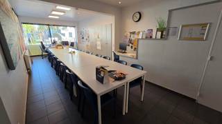 In het hart van het dorpscentrum van De Pinte, met een vlotte verbinding naar de N60, N43 en E17 bevindt zich dit instapklare gelijkvloerse kantoor van 100 m². 
De indeling omvat een open werkruimte, een ruime vergaderzaal, twee bergingen, een privatief toilet en een kitchenette die rechtstreeks uitgeeft op het zalige  terras. 
Voldoende gratis parking in de omgeving!
Meer informatie of een bezoek? Neem dan gerust contact met ons op!