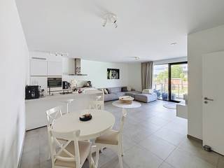 <p>Prachtig nieuwbouwappartement op de 1ste verdieping van klein gebouw in het centrum van Merchtem.<br /><br />Het appartement bestaat uit een ruime inkomhal, een ruime, lichtrijke woonkamer met open keuken en met toegang tot het terras van ± 10m². Verder beschikt het appartement over twee slaapkamers, badkamer met inloopdouche, een apart toilet en berging met aansluiting voor machines. Kelder en fietsenberging voor 2 fietsen. Autostaanplaats binnen.<br />Het appartement voldoet aan de BEN-normen en is dus heel energiezuinig met warmtepomp en vloerverwarming. <br /><br />Op wandelafstand van winkels, station (Dendermonde - Brussel) en openbaar vervoer. <br /><br />Vrij vanaf 15/07/26<br />Lasten 90€/maand</p>