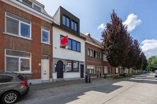 Volledig vernieuwde gezinswoning met 4 slaapkamers in hartje Brasschaat!Deze instapklare woning bevindt zich op een uitstekende locatie in...