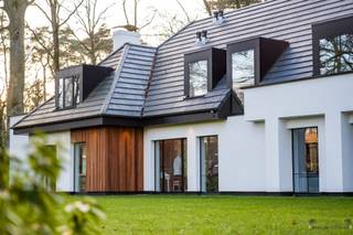 <h2><span>Villa exclusive entièrement rénovée sur un emplacement de choix à s-Gravenwezel (Schilde)</span></h2><p><span>Janssen & Janssen Vastgoed a le plaisir de vous présenter cette </span><span>villa exceptionnelle, entièrement rénovée</span><span>, </span><span>située sur un magnifique terrain d'angle</span><span> dans le quartier résidentiel et recherché de s-Gravenwezel, près du centre de Schilde. La propriété est située dans un </span><span>cul-de-sac tranquille</span><span>, à distance de marche des écoles, des transports publics et des commodités locales - une combinaison idéale de </span><span>tranquillité, d'intimité et d'accessibilité</span><span>.</span></p><h3><span>Architecture & Rénovation Caractère intemporel, confort contemporain</span></h3><p><span>Cette villa a fait l'objet d'une </span><span>rénovation complète et de qualité</span><span>, dans laquelle les éléments authentiques ont été soigneusement préservés et combinés </span><span>avec le luxe contemporain, les techniques modernes et les matériaux de haute qualité</span><span>. Chaque détail a été pensé dans un souci d'esthétique, de durabilité et de confort de vie. Le résultat est un </span><span>ensemble architectural cohérent</span><span> d'un niveau particulièrement élevé.</span></p><h3><span>Aménagement Espace, lumière et qualité de vie</span></h3><p><span>Vous êtes accueilli dans un </span><span>hall d'entrée élégant</span><span> avec un vestiaire et des toilettes pour les invités. A côté se trouve une </span><span>pièce polyvalente</span><span>, parfaite pour servir de bureau, de salle de télévision ou de coin salon supplémentaire, ainsi qu'une </span><span>salle à manger accueillante</span><span>.</span></p><p><span>L </span><span>'espace de vie spacieux</span><span> jouit d'une vue ouverte sur le jardin et s'intègre parfaitement dans l'impressionnante </span><span>cuisine</span><span>, logée dans une élégante extension en verre. Équipée d'</span><span>appareils électroménagers de haute qualité</span><span>, cette cuisine </span><span> est le cœur battant de la maison, avec une forte connexion entre l'intérieur et l'extérieur, idéale pour ceux qui aiment vivre de manière accueillante et confortable.</span></p><p><span>Plus loin au rez-de-chaussée :</span></p><ul><li><span>Double garage intérieur</span></li><li><span>Local de rangement pratique</span></li></ul><h3><span>Premier étage Authentique et raffiné</span></h3><p><span>L'élégant escalier en acier mène au premier étage, où </span><span>quatre chambres de taille normale</span><span> sont logées sous les structures de toit de caractère.</span></p><p><span>La chambre principale</span><span> constitue une véritable suite privée avec un espace pour un dressing, une </span><span>luxueuse salle de bains attenante</span><span> et une vue apaisante sur le jardin.</span></p><p><span>En outre, cet étage comprend</span></p><ul><li><span>Une chambre avec salle de douche attenante</span></li><li><span>Deux chambres spacieuses supplémentaires</span></li><li><span>Une deuxième salle de bains avec douche à l'italienne et double lavabo</span></li><li><span>Toilettes séparées</span></li><li><span>Buanderie pratique avec armoires encastrées</span></li></ul><h3><span>Espace extérieur Paix et intimité</span></h3><p><span>Le </span><span>jardin magnifiquement aménagé</span><span>, entouré d'arbres matures, offre un maximum d'intimité et constitue une </span><span>oasis de verdure et de tranquillité</span><span>. </span><span> La spacieuse terrasse ensoleillée est idéale pour la détente et les moments conviviaux avec la famille et les amis.<br />Pour ceux qui veulent un luxe supplémentaire, il y a la </span><span>possibilité d'installer une piscine chauffée</span><span>, parfaitement adaptée au caractère exclusif de la propriété.</span></p><h3><span>Les avantages en un coup d'œil :</span></h3><ul><li><span>Rénovation complète et de qualité</span></li><li><span>Vente sous droits d'enregistrement</span></li><li><span>Label EPC A : exonération de la taxe foncière pendant 5 ans</span></li><li><span>Chauffage par le sol au rez-de-chaussée</span></li><li><span>Grandes fenêtres avec une incidence optimale de la lumière</span></li><li><span>Finitions et personnalisation de haute qualité</span></li><li><span>Ping-pong extérieur (été & hiver)</span></li></ul><p><span>Cette villa représente une </span><span>opportunité exceptionnelle</span><span> pour ceux qui recherchent </span><span>une maison luxueuse, clé en main</span><span>, dans un emplacement de premier choix.<br />Contactez </span><span>Janssen & Janssen Vastgoed</span><span> pour une </span><span>visite discrète et exclusive</span><span>.</span></p>