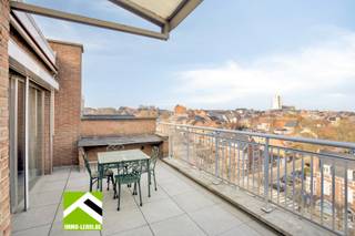 Près du centre, sur l'avenue Albert, vous trouverez ce spacieux appartement sous les toits avec les plus belles terrasses et une combinaison unique d'espace, de lumière et d'espaces extérieurs.<br /><br />DISPOSITION :<br />x beau salon avec de magnifiques terrasses de toit à l'avant et à l'arrière, et beaucoup de lumière naturelle grâce aux grandes baies vitrées ;<br />x la cuisine est située à l'avant de l'appartement et est aménagée de manière pratique en forme de L avec coin repas ;<br />x buanderie attenante ;<br />x deux chambres complètes + une pièce supplémentaire qui peut parfaitement servir de bureau, de salle de hobby ou de troisième chambre ;<br />x petite chambre côté rue, idéale comme chambre d'amis ou bureau ;<br />x deux salles de bains, dont une actuellement hors service ;<br />x buanderie ;<br />x dans le couloir de nuit se trouve un débarras pratique.<br /><br />x Grande terrasse ensoleillée à l'arrière d'environ 60 m², orientée sud-ouest ;<br />x Deuxième terrasse à l'avant de 22,4 m², avec vue sur la Basilique et la ceinture périphérique.<br /><br />x L'appartement est également livré avec un garage fermé et un espace de stockage supplémentaire à l'arrière.<br /><br />x L'ascenseur va du sous-sol/garage jusqu'au cinquième étage, le dernier étage n'est accessible que par les escaliers.<br /><br />INTÉRESSÉ ? Prenez rendez-vous par téléphone pour une visite au numéro 012 23 00 23 ou envoyez vos questions par e-mail à roland@immo-leroi.be.