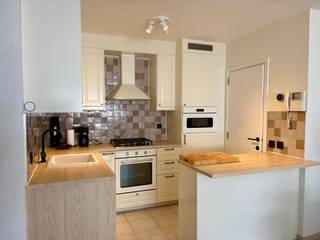<p></p><p>In een rustige en aangename woonwijk van Deurne vind je dit verzorgd 1-slaapkamerappartement met een praktische indeling en verrassend veel opbergruimte.</p><p></p><p>De gezellige leefruimte sluit aan op een functionele keuken die voorzien is van alles wat je nodig hebt: een oven, fornuis, koelkast, vaatwasser en heel wat kastruimte. Aansluitend bevindt zich een handige berging met plaats voor zowel een wasmachine als een droogkast.</p><p></p><p>De ruime slaapkamer is uitgerust met een volledige kastenwand van muur tot muur die ter beschikking blijft van de huurder. Zo beschik je meteen over een zee van opbergruimte zonder zelf extra meubels te moeten voorzien. Vanuit de slaapkamer heb je bovendien toegang tot het aangename, zuidwestgericht terras waar je heerlijk kunt genieten van de middag- en avondzon.</p><p></p><p>De badkamer beschikt over een ligbad, ideaal voor wie af en toe graag even tot rust komt na een drukke dag.</p><p></p><p>Ook aan praktische zaken werd gedacht. Op niveau -1 bevindt zich een bijzonder ruime privatieve kelder en in de gemeenschappelijke fietsenstalling is plaats voorzien voor twee fietsen.</p><p></p><p>Een extra troef? <strong>De gemeenschappelijke kosten zijn reeds inbegrepen in de huurprijs.</strong> Geen extra maandelijkse verrassingen dus.</p><p></p><p>Ben je op zoek naar een comfortabel appartement op een rustige locatie in Deurne, met terras, veel bergruimte en alle nodige voorzieningen binnen handbereik? Dan is dit zeker een bezoek waard.</p>