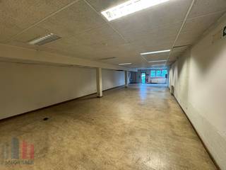 Dit <strong>polyvalente bedrijfsgebouw </strong>in Zaventem biedt een uitzonderlijke combinatie van <strong>1.206 m² functionele opslagruimte</strong>, <strong>152 m² mezzanine</strong> en <strong>227 m² kantoorruimte</strong>, ideaal voor bedrijven die op zoek zijn naar een strategisch gelegen en flexibel inzetbare bedrijfsomgeving. Dankzij de ligging vlak bij de <strong>E40,</strong> de Brusselse Ring <strong>R0</strong> en de <strong>A201</strong> richting Brussels Airport geniet het gebouw van een uitstekende bereikbaarheid, terwijl de luchthaven zich op slechts 5 km bevindt.<br /><br />Het gebouw beschikt over ruime <strong>opslagruimtes van 607 m² tot 2.957 m²,</strong> gecombineerd met <strong>kantooroppervlaktes van 227 m² tot 3.717 m².</strong> Ideaal voor ondernemingen die behoefte hebben aan een efficiënte combinatie van logistiek, flexibiliteit en een professionele werkomgeving.<br /><br />De <strong>magazijnruimte</strong> geniet van een <strong>vrije hoogte van 8,5 m</strong> en is ideaal voor logistieke of industriële activiteiten. De eerste magazijn is momenteel ingericht met verlaagde plafonds, binnenwanden en bijkomende voorzieningen, maar kan eenvoudig worden teruggebracht naar een klassieke, open opslagruimte.<br /><br />De verschillende units kunnen bovendien flexibel gecombineerd worden met kantoorruimtes waardoor het gebouw zich moeiteloos aanpast aan uiteenlopende bedrijfsnoden.<br /><br />De kantoorruimtes bieden een lichte en efficiënte werkomgeving met grote raampartijen die zorgen voor veel natuurlijk licht. Het verlaagde systeemplafond is uitgerust met geïntegreerde LED-verlichting, ventilatie en HVAC-installatie met luchtverdeling voor een optimale luchtcirculatie. De flexibele indeling maken het eenvoudig om zowel open werkplekken als afgesloten vergaderruimtes te creëren. <br /><br />Op het terrein zijn <strong>67 parkeerplaatsen</strong> voorzien voor personeel en bezoekers, wat de toegankelijkheid nog verder versterkt. Het volledige complex is <strong>onmiddellijk beschikbaar</strong> en vormt een ideale oplossing voor bedrijven die willen groeien op een locatie met maximale zichtbaarheid en bereikbaarheid.<br /><br />Voor bijkomende inlichtingen, het lastenboek, plannen of een vrijblijvend plaatsbezoek kan je terecht bij <strong>PANORAMA B2B</strong> op <strong>0477 30 40 05</strong>