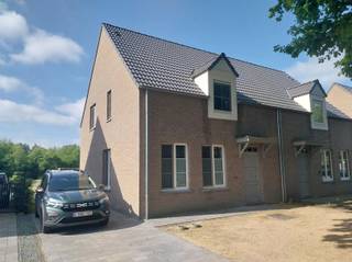 <p><span> </span></p><p><span>Zeer recente tijdloze woning op half open bebouwing van 504m².</span></p><p><span>De woning omvat: </span></p><p><span>Beneden een inkom met trap, toilet, ruime living met ingerichte keuken, berging - wasplaats.</span></p><p><span>Boven zijn er 3 slaapkamers en een badkamer met douche en ligbad, dubbel lavabomeubel, toilet. Tevens een bergzolder op dakverdiep.</span></p><p><span>Deze mooie ligging aan de Heistraat biedt heel wat voordelen.</span></p><p><span>Zo is er dankzij de nabijgelegen Zuiderring een vlotte verbinding naar zowel Mol als Lommel.</span></p><p><span>In de ruimere omgeving zijn er tevens ook veel recreatiemogelijkheden zoals het Zilvermeer en enkele mooie wandel- en fietsroutes.</span></p><p><span>Het is mogelijk om later nog een veranda of garage bij te bouwen.</span></p><p><span>De woning beschikt over 10 zonnepanelen op het dak achteraan en de woning is perfect zuidgericht.</span></p><p><span>5 jaar vrijstelling van kadastraal inkomen vanaf de eerste dag van bewoning. </span></p><p><span> </span></p><p><span> </span></p><p><span> </span></p>