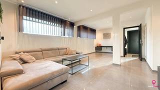 <p>Bij ImmoFusion 7/7 “open huis” : klik op onze 3D-TOUR.</p>
<p>Ervaar vastgoed alsof je er zelf doorloopt!</p>
<p><br />Deze volledig gerenoveerde woning, gelegen in de rustige Heivinkstraat 6 in Houthalen-Helchteren, biedt je een instapklaar en energiezuinig wooncomfort. De woning werd van A tot Z vernieuwd met oog voor kwaliteit en detail. Bij het betreden van de woning kom je binnen via de inkomhal met apart toilet, waarna je doorloopt naar de gezellige woonkamer en de moderne badkamer. De ruime, vernieuwde keuken met eetruimte vormt het hart van de woning en staat garant voor aangenaam koken en tafelen. Verder is er ook een praktische opbergkelder aanwezig.</p>
<p>Op de eerste verdieping bevinden zich drie volwaardige slaapkamers en een luxueuze badkamer, uitgerust met een inloopdouche, ligbad, toilet en dubbele lavabo. De zolderverdieping werd volledig afgewerkt en omgevormd tot een extra leefruimte, voorzien van een keukentje en douche. Deze ruimte kan perfect dienen als hobbykamer, studio, extra slaapkamer of werkruimte.</p>
<p>De woning werd bovendien voorzien van hedendaags wooncomfort zoals vloerverwarming op het gelijkvloers en een ventilatiesysteem type D. Buiten is er een ruime garage met plaats voor twee auto’s. Dankzij de centrale ligging geniet je van een uitstekende verbinding met de E313 en E314, terwijl winkels, scholen en andere voorzieningen op wandelafstand bereikbaar zijn. Dit in combinatie met de rustige woonomgeving en de energiezuinige afwerking maakt van deze woning een unieke kans voor wie op zoek is naar een instapklaar en zorgeloos nieuw thuis.<br /><br />Pluspunten:<br />- Energiezuinige woning<br />- Rustige ligging<br />- Op wandelafstand van winkels, scholen…<br />- Vlotte verbinding met E313/E314<br /><br /></p>
<p><span>Voor een bezichtiging ter plaatse of meer info, bel ons op 078/78.78.70, of kom gewoon binnen op ons kantoor, steeds welkom! </span>Contactpersoon: Yelda Bulmus</p>