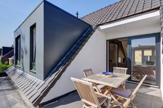 Dit prachtige penthouse met terras op het zuiden met bewoonbare oppervlakte van 100m² biedt een aangenaam stedelijk uitzicht op de omgeving van centrum Lier. Het appartement heeft 2 slaapkamers en is nieuwgebouwd in 2024. Het ligt op de tweede verdieping. <br />De open maatwerk keuken is volledig uitgerust met kookeiland en alle toestellen. De ruime woonkamer met hoge plafonds ( +/-40m²) is gevloerd met parket en de grote ramen zorgen voor veel lichtinval. Er is vloerverwarming. Het appartement beschikt over een badkamer met inloopdouche en enkele lavabo.<br />Er is een aparte garage beneden in het gebouw voor de fietsenstalling. Er is geen lift, dus ook geen gemeenschappelijke kosten. <br />Het energielabel B zorgt ervoor dat dit appartement energiezuinig is en dus lagere energiekosten met zich meebrengt.<br />Dit appartement is perfect gelegen in hartje Lier, dicht bij alle voorzieningen die de stad te bieden heeft. Met een perfecte mix van comfort, ruimte en toplocatie, is dit appartement een geweldige keuze voor iedereen die centraal wil wonen in LIER.<br />Er kan gekocht worden onder registratierechten.