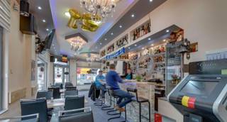 Goed gelegen opbrengsteigendom met op het gelijkvloers een ingericht café met grote kelderverdieping en op de eerste verdieping een groot duplex appartement. Indeling appartement: keuken, living, slaapkamer en badkamer voorzien van lavabo, douche en toilet. 2de verdieping: 3 slaapkamers en 2de badkamer. Deze gepubliceerde prijs is een instelprijs.