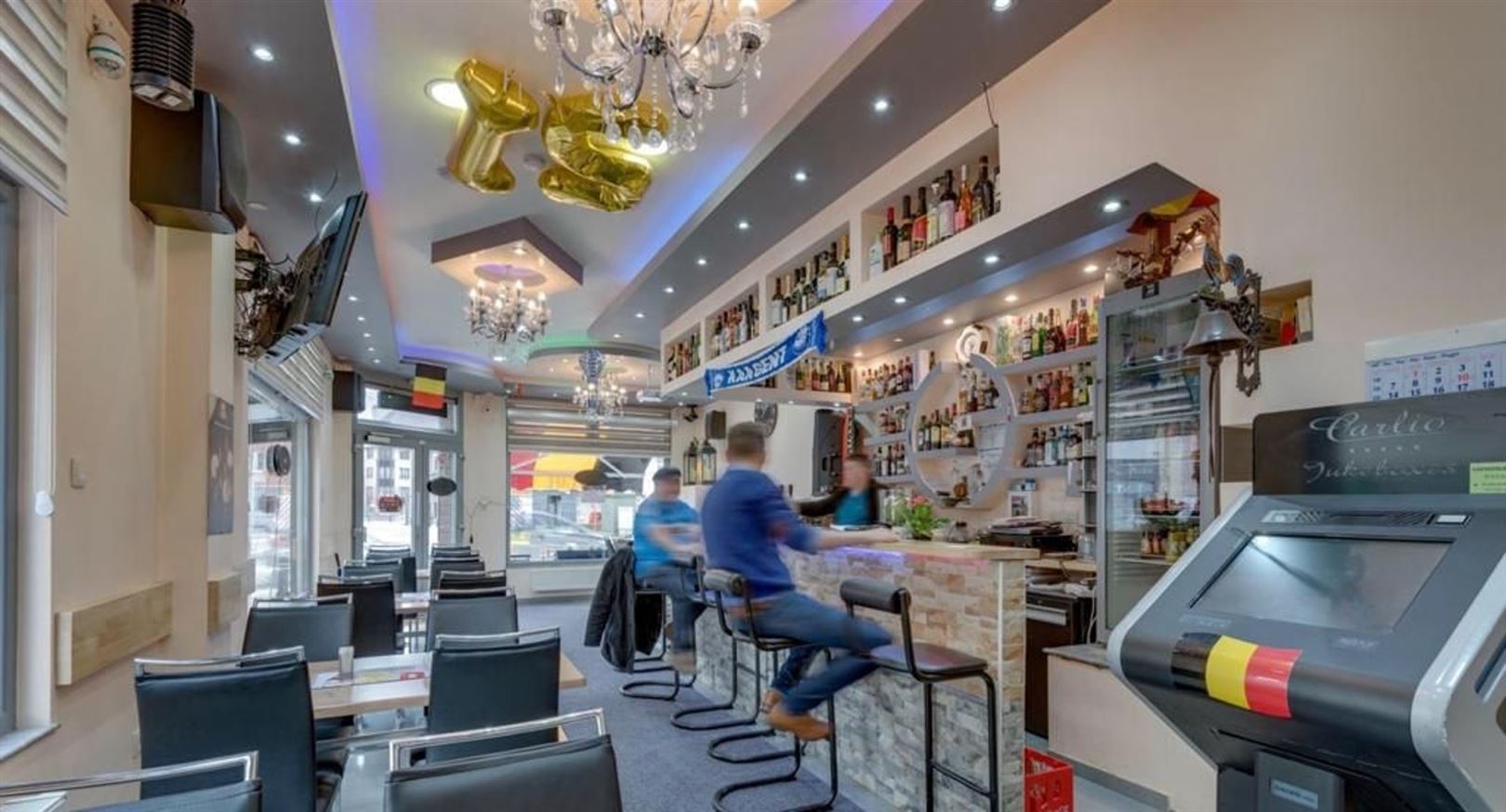 Goed gelegen café met uitgeruste keuken en ruim appartement met 4 slaapkamers. - foto 3