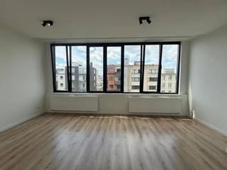 <p>Quares - Group TREVI presenteert :<br />Midden in het bruisende hart van Antwerpen, aan de gezellige Oudevaartplaats, bevindt zich dit modern 1-slaapkamerappartement op de vierde verdieping van een kleinschalig gebouw. Hier woont u op wandelafstand van talrijke winkels, restaurants, cafés en de wekelijkse markt die de buurt extra sfeer geeft.</p>
<p>Via een kleine inkomhal komt u binnen in het appartement, waar de vele raampartijen zorgen voor een aangename en natuurlijke lichtinval. De leefruimte sluit aan op een volledig uitgeruste keuken met vaatwasser, koelkast, diepvries en combi-oven, waardoor u over alle comfort beschikt.</p>
<p>De badkamer is voorzien van een douche en een aansluiting voor een wasmachine. Dankzij de grote raampartij geniet deze ruimte van veel daglicht en heeft u rechtstreeks toegang tot een klein, gezellig terrasje waar het heerlijk vertoeven is. De aparte slaapkamer maakt het appartement compleet.</p>
<p>Dit appartement is de ideale uitvalsbasis voor wie op zoek is naar een gezellige woonplek op een levendige locatie in het stadscentrum. Het appartement bevindt zich op de vierde verdieping en het gebouw beschikt niet over een lift.<br /><br />Vaste gemeenschappelijke kosten: €25/maand</p>
<p>Interesse? Contacteer ons voor een bezoek ter plaatse.</p>