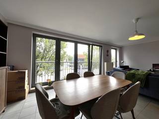 In het <strong>centrum van Zwijnaarde</strong> ligt dit leuke <strong>super toffe 2 slaapkamer appartement</strong>. Winkels, sportfaciliteiten, scholen,... alles is op wandelafstand beschikbaar. Bovendien is er een tramhalte in de buurt die je in alle comfort naar het centrum van Gent brengt. <br /><br />In het kleinschalige appartementsgebouw met moderne architectuur bevindt zich dit ruime appartement zich op de 1e verdieping. Via de inkom stap je binnen in een leuke en ruime <strong>lichtrijke </strong><strong>leefruimte</strong>. De open<strong> keuken </strong>is <strong>volledig ingericht</strong>. Verder is er een<strong> grote slaapkamer</strong>, een <strong>tweede kleinere slaapkamer</strong>, een <strong>badkamer<span> </span></strong>met lavabo en bad met douche, een <strong>apart toilet</strong> en een kleine technische <strong>berging </strong>met aansluiting voor de wasmachine.<br /><br />Bij het appartement hoort een <strong>ondergrondse kelderberging</strong> (K3).<br /><br />Domicilie verplicht.<br />Huurprijs : 950 Euro per maand<br />Huurwaarborg : 3 maanden huur<br />Gemeenschappelijke lasten : 75 Euro provisie<br />Er zijn individuele tellers voor water, gas en electriciteit.<br />Beschikbaar: 15/11/2026<br />Bezoeken enkel na afspraak.<br /><br /><strong>Een bezoek plannen? Dit kan enkel via onze website www.stellarimmo.be/te-huur. Ga naar het pand en klik op 'een bezoek aanvragen' onder de foto van de makelaar. Wij nemen dan contact met u op.</strong><br /><br /><strong>Verdere info via martine@stellarimmo.be</strong>