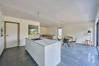Moderne, instapklare nieuwbouwwoning (186 m²) met 3 slaapkamers en een inpandige garage op een ruim perceel van 980 m².De tuin is gedeeltelijk...