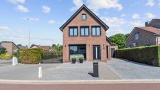 Stijlvol gerenoveerde gezinswoning op toplocatie in LanklaarIn een rustige straat in Lanklaar wacht deze vrijstaande, volledig gerenoveerde woning op...