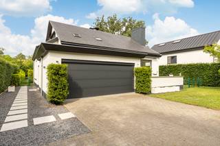 <p>Rustig gelegen vlakbij het kasteel van 's Gravenwezel bevindt zich deze split-level woning op ca. 1103 m² in een doodlopende straat.</p>
<p><br /><span><strong>Indeling</strong></span></p>
<p>Inkomhal met gastentoilet en vestiairekast.</p>
<p>Verdieping + 0,5 : Toegang tot de royale leefruimte op parket, ingedeeld in een ruim salon voorzien van een gashaard en een eetkamer. Dankzij de vele en grote raampartijen is er een overvloed aan natuurlijke lichtinval.</p>
<p>De leefruimte bevindt zich tussen twee terrassen: aan de voorzijde geeft een schuifraam toegang tot het voorterras, terwijl de achterzijde is voorzien van een volledig glazen vouwwand naar het achterterras. Als beide worden geopend, vloeien binnen- en buitenruimte naadloos in elkaar over, waardoor de leefruimte een open en ruimtelijk gevoel creëert. De natuurlijke ventilatie zorgt bovendien voor een aangename, frisse bries doorheen de woning.</p>
<p>Vanuit de leefruimte is er toegang tot de vernieuwde maatkeuken (2020), voorzien van alle hedendaagse comfort en is uitgerust met een werkblad in composiet, een combioven/stoomoven, een combioven/microgolfoven, kookplaat, dampkap, vaatwasmachine, koelkast, diepvriezer en tal van praktische opbergladen.</p>
<p>Zowel vanuit de leefruimte als vanuit de keuken is er toegang tot het ruime terras van ca. 60 m²(2020) en de omheinde tuin.</p>
<p>Op deze verdieping bevindt zich eveneens de hoofdslaapkamer met ingemaakte kasten en een ensuite badkamer uitgerust met een dubbele lavabo en ligbad met douche combinatie.</p>
<p><strong><span>Verdieping +1</span>:</strong> overloop met een aparte bureau- of hobbyruimte.</p>
<p><strong><span>Verdieping +1,5</span>:</strong> twee slaapkamers tot in de nok van het dak, waarvan één ruime kamer, een badkamer uitgerust met een dubbele lavabo en ligbad, en een apart toilet op de nachthal. Op deze verdieping bevindt zich tevens een zolderberging, die mogelijkheden biedt voor extra bergruimte of een uitbreiding van de slaapkamer.<br /><br /><span><strong>Bijzonderheden</strong></span><br />- luchtverwarming op aardgas<br />- overal nieuwe ramen - PVC of aluminium (2020)<br />- bevloering parket en marmer<br />- zonneluifel aan het terras vooraan<br />- zonnewering slpkrs. boven<br />- dubbele inpandige garage met sectionaal poort<br />- ruime kelder en kruipkelder <br />- recente schilderwerken<br />- elektriciteit conform<br />- EPC label D - 395 kWh/m²<br /><br /><span><strong>Stedenbouw</strong></span>: Vg-Wp-Gvv-Gvkr-Gmo-Gworg</p>