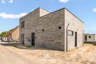 Voor meer info en foto’s, surf naar www.swevers.be – In een rustige, groene buurt van Herk-de-Stad vind je deze instapklare open bebouwing aan de Terbermenweg 156. De woning werd volledig gebouwd tot een moderne, energiezuinige thuis met zonnepanelen en mogelijkheid tot airco. Met een bewoonbare oppervlakte van 184 m² biedt het pand veel ruimte en comfort. De lichtrijke leefruimte (37 m²) sluit naadloos aan op de ruime keuken (28 m²) met kookeiland en directe toegang tot de zuidgerichte tuin. Verder op het gelijkvloers: een praktische berging, een gastentoilet en een aparte slaapkamer of bureauruimte. Boven bevindt zich een ruime slaapkamer, een moderne badkamer met inloopdouche en dubbele wastafel, een extra toilet en een open nachthal met vide. Er is een mogelijkheid om hier nog een extra slaapkamer te realiseren van 15,75 m², indien nodig en na bespreking met de eigenaar. De woning beschikt niet over een kelder of zolder, maar biedt voldoende bergruimte (17,8m² ). Gelegen op 6 are en op korte afstand van winkels, scholen, openbaar vervoer en snelwegen, combineert deze woning rust met bereikbaarheid. Voor meer informatie, bel 011 255 155. Bron bewoonbare oppervlakte: EPC – verslag.