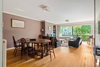 <h3><span>Ruim gelijkvloers appartement met grote tuin in Berchem</span></h3>
<p><span>Op zoek naar een ruime woning met een grote tuin in een aangename buurt? Dit </span><strong><span>gelijkvloers appartement van 133 m²</span></strong><span> beschikt over maar liefst </span><strong><span>150 m² buitenruimte</span></strong><span> en biedt een mooie combinatie van ruimte, comfort en praktische voorzieningen.</span></p>
<p><span>De woning omvat een ruime leefruimte, </span><strong><span>3 slaapkamers</span></strong><span>, 1 badkamer en een </span><strong><span>ruime keuken met bijhorende berging</span></strong><span>. Dankzij de gelijkvloerse ligging is het appartement bovendien bijzonder toegankelijk en praktisch.</span></p>
<p><span>Een absolute troef is de ruime tuin van 150 m², een heerlijke plek om te genieten van groen en buitenleven. Verder beschikt de woning over een </span><strong><span>buitenstaanplaats (nr. 9)</span></strong><span> en een </span><strong><span>kelderberging</span></strong><span>.</span></p>
<p><span>De ligging in </span><strong><span>Berchem</span></strong><span> is een extra pluspunt. U woont hier in een aangename, residentiële omgeving met winkels, scholen, horeca en openbaar vervoer in de nabije omgeving. Ook Antwerpen centrum en de belangrijkste invalswegen zijn vlot bereikbaar.</span></p>
<p><strong><span>Bijzonderheden:</span></strong><span> <br />- EPC 210kWh/m²/j <br />- Asbestveilig<br />- Kelderberging <br />- staanplaats optioneel bij aan te kopen aan 20.000 euro. met berging</span></p>
