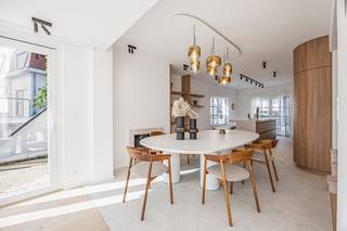 Deze prachtige alleenstaande villa is gelegen op een bijzonder gegeerde locatie, op slechts enkele passen van de Zeedijk. De eigendom onderscheidt zich door haar royale volumes, stijlvolle afwerking en doordachte indeling, met maar liefst vijf slaapkamers, meerdere badkamers, uitnodigende zonneterrassen en een aangename tuin.<br /><br />Indeling:<br />Gelijkvloers: ruime en verzorgde inkomhal met vestiaire en afzonderlijk gastentoilet. De sfeervolle leefruimte geniet van een overvloed aan natuurlijk licht en biedt rechtstreeks toegang tot het zonnige terras en de tuin. De aansluitende eetruimte en volledig uitgeruste open keuken vormen samen een harmonieus geheel, waar gezelligheid en functionaliteit centraal staan.<br /><br />Eerste verdieping: op deze verdieping bevindt zich de royale hoofdslaapkamer, voorzien van ingemaakte kasten en een luxueuze privébadkamer met douche, dubbele wastafel, toilet en sauna. Vanuit de slaapkamer is er directe toegang tot een heerlijk zonneterras. Daarnaast beschikt deze verdieping over een tweede ruime slaapkamer met maatkasten en een eigen badkamer, uitgerust met een inloopdouche en dubbele wastafel.<br /><br />Tweede verdieping: hier bevinden zich twee bijkomende volwaardige slaapkamers, waarvan één bijzonder ruim en voorzien van ingemaakte kasten. De andere slaapkamer biedt voldoende plaats voor twee afzonderlijke bedden. Een aparte badkamer met ligbad, wastafel en toilet vervolledigt deze verdieping.<br /><br />Kelderverdieping: de villa is volledig onderkelderd en beschikt hier over een vijfde slaapkamer met eigen douchekamer. Daarnaast zijn er verschillende bijkomende ruimtes die zorgen voor extra bergruimte en praktische mogelijkheden.<br /><br />Parkeergelegenheid: een ruime garage en een private oprit met parkeermogelijkheid voor twee extra wagens bieden alle comfort voor bewoners en gasten.<br /><br />Contacteer ons voor bijkomende informatie of een vrijblijvend bezoek.
