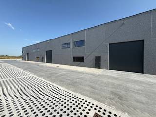<strong>Gloednieuwe KMO-unit</strong> te huur met een oppervlakte van 418 m², gelegen te Evergem. De ligging zorgt voor een uitstekende bereikbaarheid, op slechts 1 km van de <strong>R4</strong>, en op 2,4 km naar de <strong>E34 </strong>Antwerpen/Knokke, met dus ook een vlotte verbinding met de westelijke kant van de Gentse Haven (Desteldonk - Oostakker - Lochristi).<br /><br />De KMO-unit heeft een <strong>vrije hoogte van 6,5 meter</strong> en is voorzien van een lichtstraat met rookluik, een polybetonvloer en is uitgerust met verlichting, basis elektriciteit en sanitair. De unit beschikt over een automatische sectionale poort en een afzonderlijke toegangsdeur. Aan de voorgevel bevinden zich tevens <strong>drie</strong><strong> raampartijen</strong>, ideaal voor het inrichten van een kantoor of sociale ruimte. Bovendien zijn de units <strong>uitbreidbaar </strong>door een voorziene opening, zo kan deze unit uitgebreid worden tot 918 of 1.418 m². <strong>Privatieve parkeerplaatsen</strong> voor de unit.<br /><br />Contacteer PANORAMA B2B voor bijkomende (technische) inlichtingen, plannen of een vrijblijvend plaatsbezoek <strong>0477 02 09 02</strong>.