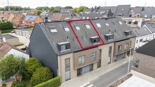 <p><strong>Ben je op zoek naar een instapklaar duplexappartement met 2 slaapkamers en zuidgericht terras in het centrum van Erembodegem? Zo gevonden! </strong></p>

<p>In het centrum van Erembodegem, op wandelafstand van winkels, scholen, openbaar vervoer en het treinstation, bevindt zich dit verzorgde en instapklare duplexappartement met een bewoonbare oppervlakte van 85 m². Dankzij de centrale, residentiële ligging geniet je van alle dagelijkse voorzieningen binnen handbereik. Bovendien beschikt het appartement over een gunstig EPC-label B (107 kWh/m²jaar), een conforme elektrische installatie, centrale verwarming op aardgas, hoogrendementsbeglazing en een videofoon, wat garant staat voor een comfortabel en energiezuinig wooncomfort.</p>

<p>Via de inkomhal kom je terecht in de lichtrijke leefruimte met aansluitende eetkamer. De volledig uitgeruste keuken beschikt over een keramische kookplaat, oven, microgolfoven, dampkap, koelkast, vaatwasser en een spoelbak. Aansluitend bevindt zich een praktische berging met aansluiting voor wasmachine en droogkast. Op deze verdieping vind je eveneens een apart gastentoilet met handenwasser.</p>

<p>De duplexverdieping omvat twee slaapkamers, beide voorzien van praktische ingemaakte kasten. De badkamer is uitgerust met een douche, wastafel en een tweede toilet.</p>

<p>Als extra troef beschikt het appartement over een zonnig, zuidgericht terras (met berging) waar je in alle rust kan genieten van het buitenleven. Daarnaast zijn er een private parkeerplaats, en een gemeenschappelijke fietsenstalling aanwezig. De privatieve staanplaats dient verplicht mee aangekocht te worden aan een prijs van € 19.000 (niet inbegrepen in de vraagprijs).<br /><br />Interesse? Neem dan snel contact met ons op voor meer informatie of een bezoek ter plaatse!</p>