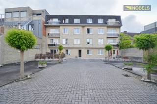<strong>Te huur, goed gelegen appartement met garage in centrum Gavere</strong><br /><br />Op een <strong>STRATEGISCHE LOCATIE</strong> vlakbij het centrum van Gavere is dit twee slaapkamer appartement genesteld in een rustig gebouw met een huiselijke sfeer. Deze topper is gelegen op de tweede verdieping, is volledig <strong>INSTAPKLAAR </strong>en is ideaal als starter!<br /><br />Even een korte rondleiding; inkom, afzonderlijk toilet, berging, woonkamer met toegang tot balkon, open ingerichte keuken, <strong>2 VOLWAARDIGE SLAAPKAMERS</strong>, ingerichte badkamer.<br /><br /><strong>EXTRA TROEF</strong>: U beschikt over een kelderberging én afgesloten <strong>GARAGEBOX!</strong><br /><br />Adres: Broeckstraat 8 bus 6, 9890 Gavere <br />Beschikbaar vanaf 1 februari 2025<br />Huurprijs: €755 + €30 gemeenschappelijke kosten + €100 voorschot VERWARMING en WATER! <br />EPC: 133 kWh/m² - UC: 1145289