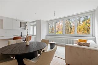 Een unieke kans om een knap gerenoveerd duplex appartement te verwerven in een uitzonderlijke groene en rustige omgeving. Deze woning werd...