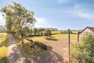 Deze buitengewone nieuwbouw villa, dat uitermate gunstig in de serene landelijke omgeving van Moerkerke (Damme) gelegen is, biedt een zeldzame kans om uw toekomstige droom(t)huis op maat te creëren. Op een riant perceel van 4.635 m² geniet u van absolute rust en privacy, omringd door adembenemende vergezichten. Dit uniek eigendom beschikt over circa 259m² aan bewoonbare oppervlakte (5 slaapkamers, waarvan 1 op het gelijkvloers / mogelijkheid tot bureau + 2 badkamers), dat u naar eigen wens en smaak conform uw persoonlijke visie op luxe wonen kan afwerken. <br />Dit uitzonderlijke huis met recent bijgebouw te koop combineert het beste van twee werelden: de rust van de natuur en de nabijheid van bruisende steden zoals Brugge, Knokke en Damme. Een exclusief toevluchtsoord dat u volledig naar uw eigen hand kunt zetten.