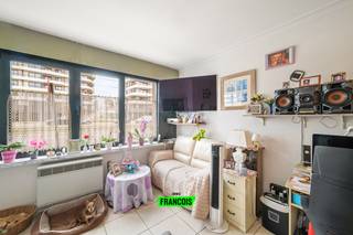 Gelegen langs de Troonstraat, om de hoek van de zeedijk, bevindt zich dit gelijkvloers appartement. Op wandelafstand heeft u het strand, openbaar vervoer, het centrum enzovoort. Het pand is zorgvuldig onderhouden en op heden bewoond door een vaste huurder waardoor het tevens als investering interessant is. <br /><br />Verder is er een logische indeling met ten eerste een open leefruimte en volledig uitgeruste keuken met eethoek. Achterin het pand is er een ruime badkamer en één volwaardige slaapkamer. Hiernaast is er nog een slaaphoek gecreëerd. <br /><br />Bent u op zoek naar een interessante investering? Aarzel dan niet en neem contact op voor meer info of een afspraak. <br /><br />