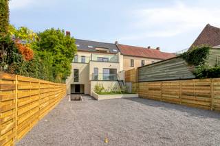 <p>Te koop: modern gesloten appartement in het centrum van Anzegem, op wandelafstand van scholen en met vrij zicht.</p>
<p> </p>
<p>Dit nieuwbouwappartement (bouwjaar 2025) combineert hedendaags wooncomfort met een gunstige ligging in een residentiële buurt. Dankzij het EPC-label A geniet u van energiezuinig wonen. Het appartement beschikt over een private tuin van 24 m² en een terras van 12,67 m², ideaal om buiten te genieten. De centrale ligging biedt vlotte toegang tot winkels, openbaar vervoer en voorzieningen.</p>
<p> </p>
<p>Belangrijkste ruimtes:<br />• Living met veel lichtinval en toegang tot het terras<br />• Eetkamer aansluitend op de keuken<br />• Moderne keuken<br />• 2 slaapkamers<br />• Badkamer met dubbele spoelbak en inloopdouche<br />• Apart toilet<br />• Berging met aansluiting voor wasmachine en droogkast, technische ruimte<br />• Kelder<br />• Tuin (24,25 m²)<br />• Terras (12,67 m²)</p>
<p> </p>
<p>Troeven:<br />• Energiezuinig (EPC-label A)<br />• Private tuin en terras<br />• Centrale ligging met vrij zicht</p>
<p> </p>
<p>Neem vandaag nog contact op met uw ERA-makelaar voor een bezoek.</p>
<p> </p>
<p>JOUW DROOMAPPARTEMENT. ZO GEVONDEN!</p>