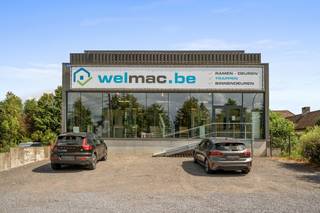 Gebouw met bedrijfs-/handelsruimtes en bovenliggend appartement – Zemst<br /><br />Op een centrale ligging in Zemst, langs de as Brussel–Mechelen, bieden wij een gebouw te koop aan op een perceel van 1.352 m². Het pand telt drie niveaus en is op vandaag volledig verhuurd.<br /><br />Indeling<br /><br />Kelderniveau (-1): 450 m²<br />Gelijkvloers: 450 m²<br />Appartement (+1): 390 m² met aansluitend terras van 60 m²<br /><br />Troeven<br /><br />Drie volwaardige niveaus met ruime, flexibele oppervlaktes<br />Perceel van 1.352 m²<br />Bovenliggend appartement met royaal terras van 60 m²<br />Momenteel volledig verhuurd<br />Vlot bereikbaar vanuit Brussel, Mechelen en de omliggende regio<br /><br />Vraagprijs<br />€ 1.950.000 excl. registratierechten en notariskosten.<br /><br />Interesse of nood aan bijkomende informatie? Neem gerust contact met ons op voor een plaatsbezoek en het volledige dossier. 02.462.32.00