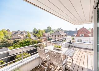 Zonnig & ruim driegevel appartement van 124 m² + 26,75 m² terras te koop in de standingvolle villaresidentie Edelweiss te Oostduinkerke. De residentie Edelweiss geniet van een bevoorrechte ligging: op wandelafstand van de duinen, de zee, het openbaar vervoer en het commercieel centrum van Oostduinkerke-Bad. Kortom: de ideale locatie voor uw vaste woonst of magnifiek tweede verblijf! <br /><br />Het zeer kwalitatief afgewerkt appartement werd als volgt ingedeeld: inkomhal | afzonderlijk toilet | ruime leefruimte voorzien van een gashaard uitgevend op zonnig hoekterras met open & groen zicht | open, volledig uitgeruste keuken voorzien van kwalitatieve toestellen met aansluitende berging met aansluiting voor wasmachine en droogkast | nachthal | ruime, volwaardige slaapkamer | badkamer voorzien van dubbele lavabo in meubel, tweede toilet en bubbelbad | tweede, zeer ruime slaapkamer met aansluitende slaaphoek & bureauhoek | douchekamer met lavabo in meubel en inloopdouche. <br /><br />Mogelijkheid tot aankoop van zeer ruime garagebox (3m55 breed op 11m95 diep) voorzien van elektriciteit en verlichting in de kelderverdieping van de residentie. Ook mogelijkheid tot aankoop van zeer grote kelder (4m35 op 3m45) op niveau -1. <br /><br />TROEVEN:
<ul>
<li>Zonnescreens</li>
<li>Volle parket in leefruimte & slaapkamers</li>
<li>Aankoop ruime garage en kelder mogelijk </li>
<li>Zuidwest gerichte leefruimte met aanpalend terras</li>
</ul>
Wonen in stijl te Oostduinkerke? Op zoek naar een ruim en luxueus tweede verblijf? Contacteer ons snel voor een afspraak aan dit prachtig appartement.