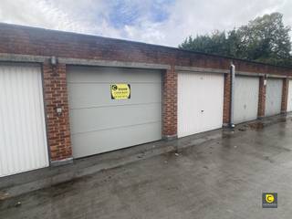 Spacieux garage box hors sol avec portail automatique !Le box de garage bénéficie d'un emplacement central dans une rue sûre et calme, parallèle à la...