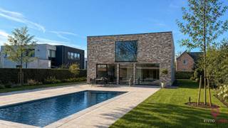 <p>Exclusieve architecturale nieuwbouwvilla met zwembad en poolhouse in het groene hart van Bolderberg!</p>
<p>In een rustige doodlopende straat in het gegeerde Bolderberg te Heusden-Zolder, bevindt zich deze uitzonderlijke nieuwbouwvilla met een bewoonbare oppervlakte van 333 m² op een perceel van bijna 12 are. Op wandelafstand van Domein Bovy, vlakbij Circuit Zolder en met een vlotte verbinding naar de autosnelweg, woont u hier in alle rust met een uitstekende bereikbaarheid.</p>
<p>Deze woning werd gerealiseerd als volwaardige passiefwoning met een E-peil onder 0 en combineert vooruitstrevende technieken met tijdloze architectuur. Met 35 zonnepanelen van 500 Wp per stuk, aluminium ramen en doorgedreven isolatie geniet u van uitzonderlijk lage energiekosten en maximaal wooncomfort. Bovendien is de woning overal voorzien van vloerverwarming, wat zorgt voor een aangenaam en gelijkmatig warmtecomfort in elke ruimte.</p>
<p>Vanaf het eerste moment maakt deze villa indruk. U wordt verwelkomd via een stijlvolle pivotdeur die uitgeeft op een royale inkomhal met een uitzonderlijk brede gang die visueel wordt doorgetrokken tot achteraan de woning. Deze centrale as creëert niet alleen een gevoel van ruimte en rust, maar versterkt ook de architecturale beleving van het geheel.</p>
<p>Aan de linkerkant bevindt zich een technische ruimte die tevens plaats biedt voor een bureauruimte, ideaal voor wie van thuis uit werkt. Aan de rechterzijde vindt u een vestiaire en een gastentoilet. Via een praktische zijdeur bereikt u rechtstreeks de keukenruimte.</p>
<p>De lichtrijke leefruimte staat in directe verbinding met het buitengebeuren. Grote raampartijen geven uit op het ruime terras en de tuin met een prachtig zicht op het zwembad. Het grote terras, aansluitend op de tuin en het zwembad, vormt een ideale plek om gasten te ontvangen en volop te genieten van zonnige dagen in alle privacy. De eiken parketvloer is voorzien in zowel de leefruimte als de slaapkamers en is inbegrepen in de prijs. De trap vormt één van de absolute eyecatchers van de woning: een architecturaal statement dat verfijnd wordt afgewerkt in parket, waarbij ook de kleine tredes zorgvuldig in parket worden bekleed voor een harmonieus en luxueus geheel.</p>
<p>Op de verdieping wordt de ruimte optimaal benut. De masterbedroom beschikt over een eigen dressing en een aparte privébadkamer. Aan de andere zijde bevinden zich drie volwaardige slaapkamers met een tweede badkamer.</p>
<p>Buiten wordt het wooncomfort verder doorgetrokken. Het verwarmde zwembad van 3,30 m op 9,30 m, uitgerust met een automatisch rolluik dat met één klik bediend wordt, vormt het stralende middelpunt van de tuin. Het poolhouse is volledig ingericht en beschikt reeds over een toilet en inloopdouche, een technische ruimte, een bar/keukenruimte en voorzieningen voor een buitenjacuzzi en infraroodcabine, een volwaardige wellnessbeleving aan huis. Daarnaast wordt er nog een stijlvolle carport gerealiseerd met een hoogwaardige houtafwerking in afromosia, die perfect aansluit bij de architectuur van de woning.</p>
<p>Voor wie deze woning aankoopt als eerste en enige eigen woning geldt een verlaagd tarief van 2% op de registratierechten. Er wordt geen btw toegepast.</p>
Pluspunten:<br />- Aankoop aan 2% RR mogelijk!<br />- Nieuwbouw villa met zwembad en poolhouse!<br />- 5 Airco's van LG;<br />- 35 zonnepanelen;<br />- Verwarmd zwembad met elektrische rolluiken!<br />- Poolhouse met wc, douche en kitchenette;<br />- Doodlopende straat;<br />- Op wandelafstand van Domein Bovy;<br />- Energiezuinig wonen; Passiefwoning;<br />- Bewoonbare opp. 333m²;<br />- 4 ruime slaapkamers en 2 badkamers;<br />- Volledige domotica-installatie van Q-Bus;<br />- Verwarming op aardgas;<br />- Overal vloerverwarming!<br />- 250L warmwaterboiler!<br />- Carport met afromosia houtafwerking in uitvoering!<br /><br />Voor een bezichtiging of meer informatie; Bel ons op 078/78.78.70, kom gewoon langs op ons kantoor, u bent steeds welkom!