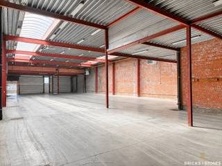 Gelegen in Berchem bevindt zich dit ruime en veelzijdige handelspand met een totale oppervlakte van circa 1.300m².<br /><br />Het pand omvat circa 1.000 m² op het gelijkvloers, ingericht als een combinatie van ruime opslagruimte en verschillende kantoorruimtes. Op de eerste verdieping bevindt zich nog eens circa 300 m² aan kantoorruimte. Het gebouw beschikt over afzonderlijke sanitaire voorzieningen voor mannen en vrouwen en een gedeeltelijk ingerichte keuken voor het personeel. Dankzij de royale oppervlaktes en flexibele indelingsmogelijkheden leent het pand zich uitstekend voor diverse professionele activiteiten. <br /><br />Dankzij de praktische indeling en ruime oppervlakte vormt dit pand een interessante oplossing voor bedrijven die op zoek zijn naar een combinatie van magazijn, opslag en kantoorruimte.<br /><br />Onmiddellijk beschikbaar.