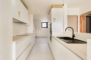 Dit ruim duplexappartement van 104 m² vinden we terug in een kleinschalige residentie nabij het centrum van Sleidinge.Het appartement is in...