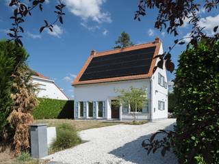 <strong>Karaktervolle en vrijstaande gezinswoning met onder meer drie slaapkamers, gelegen op een gunstig perceel van ca. 930 m² in Lovendegem.</strong><br /><br />Deze lichtrijke woning is gelegen in Lovendegem, op korte afstand van winkels en dagelijkse voorzieningen. Ook Gent centrum is vlot bereikbaar in ongeveer 20 minuten.<br /><br />De woning beschikt over een praktische en aangename indeling. De mooie houtaccenten zorgen voor warmte en karakter en dragen bij aan de gezellige sfeer. Op de gelijkvloerse verdieping vinden we de inkomhal, een ruime leefkeuken met ziteiland, de lichtrijke eet- en zitruimte met haard en zicht op de tuin alsook een tweede toegang tot woning (achteraan) met gastentoilet en vestiaire. Ook een praktische kelder is voorzien.<br /><br />Op de eerste verdieping zijn er drie slaapkamers, een afzonderlijk toilet en een op te frissen badkamer. <br /><br />Met een EPC B, zonnepanelen en een laadpaal is er bovendien aandacht voor energiezuinig en comfortabel wonen. <br /><br />Rondom de woning bevinden zich verschillende terrassen, waardoor u op verschillende momenten van de dag een fijne plek in de zon of schaduw vindt. De twee bijgebouwen vormen een bijkomende troef en bieden extra opslagruimte.<br /><br /><strong>Kortom, de ideale woning voor wie karaktervol en lichtrijk wil wonen op een perceel met veel privacy.</strong><br /><br />Voor meer informatie, mail naar info@carloeggermont.be