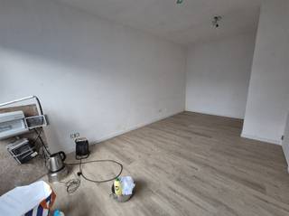 Volledig gerenoveerde, energiezuinige gezinswoning, rustig gelegen vlak bij het dorspsplein van Oostakker. Indeling: inkomhal, 2 slaapkamers,...