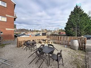 <strong>*** A VENDRE ***</strong> Clabecq - Immeuble de 2 commerces dont un restaurant et un bar avec terrasses et situé sur un axe très fréquenté. Cet établissement HORECA a une surface exploitable de +- 175 m² et comprends 2 terrasses pour chaque commerce. Établissement HORECA à vendre sans mobilier ni matériel professionnel !<br /><br />Le restaurant se compose comme suit: une salle de +- 20 m² pouvant accueillir 20 couverts, 1 pièce prévue pour la cuisine de +- 24 m², une pièce à l'arrière de la cuisine de de ±17 m², une terrasse de ± 25 m² ainsi que des WC hommes et femmes.<br /><br />Le bar se compose comme suit: une salle de +- 30 m², un espace bar de +- 16 m², une pièce intermédiaire de +- 4 m², une pièce arrière de +- 8 m², une remise de +- 16 m², une terrasse de +- 32 m². <br /><br /><strong>Confort </strong>: Toit rénové en 2022, 2 C.c. gaz, investissement offrant un rendement brut de 8 %<br /><br /><strong>Prix</strong> : F.O. àpd 275.000 euros (sous réserve d'acceptation du propriétaire)<br /><strong>Contact </strong>: tubize@weinvest.be ou au 02.355.42.20 ou Taylor au 0494.28.38.88
