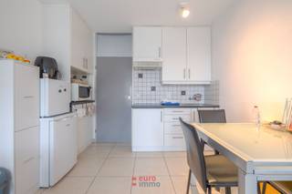 Op zoek naar een ideale pied-à-terre in het bruisende centrum van Nieuwpoort? Dan is deze gerenoveerde studio precies wat u zoekt! Dankzij de zuidwest oriëntatie geniet u hier van een aangename lichtinval, met bovendien een leuk zijdelings zicht op de zee én een mooi uitzicht op het hinterland. Twee werelden die hier op een unieke manier samenkomen!<br /><br />De studio zelf werd volledig gerenoveerd en is helemaal klaar om zonder zorgen in te trekken. Ideaal dus als vaste pied-à-terre aan zee, waar u telkens weer met een gerust hart naartoe kan komen. Bovendien wordt ze gemeubeld aangeboden waardoor verhuizen helemaal niet nodig is.<br /><br />Kortom: een instapklare studio op een centrale locatie met een streepje zee erbij. Twijfel dan ook niet langer en maak snel uw afspraak voor een bezichtiging!<br /><br />EPC: 245.