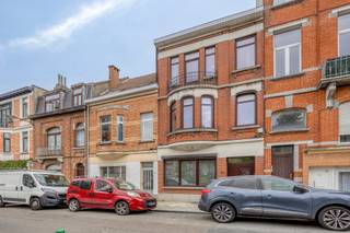 Elegant townhouse with garden in the heart of Schaerbeek
Discover this charming townhouse with an intimate city garden, ideally located in a lively neighbourhood close to shops, pharmacies, banks and schools — all within walking distance. The property can also be used as two officially approved apartments, making it a great opportunity for investors or multi-generational families.
Enjoy one of Schaerbeek’s green gems: the beautiful Josaphat Park is just a short stroll away.