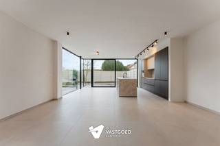 <p><span>Volledig afgewerkte nieuwbouwwoning op centrale ligging.</span></p><p><span> </span></p><p><span>Belangrijkste troeven:</span></p><p><span>- Centrale ligging</span></p><p><span>- Zeer kwalitatief afgewerkt</span></p><p><span>- BEN woning</span></p><p><span>- EPB E7</span></p><p><span>- Zonnepanelen</span></p><p><span>- Inpandige garage</span></p><p><span> </span></p><p><span>Wenst u meer info of een vrijblijvende afspraak, contacteer dan ons kantoor op het nummer 011 85 15 15 en wij helpen u graag verder.</span></p>