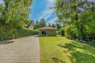 <p>Op een rustige en residentiële locatie te Schilde, bevindt zich deze verzorgde gelijkvloerse woning op een volledig afgesloten perceel. <br />De woning combineert comfortabel gelijkvloers wonen met ruime bijgebouwen en biedt tal van mogelijkheden voor wonen, werken, hobby of co-housing.<br /><br /><strong>GELIJKVLOERS</strong><br /><strong>Inkomhal 6m²</strong> op parket met ingebouwde vestiairekast.<br /><strong>Woonkamer 29m²</strong> op parket, voorzien van airconditioning voor verwarming en koeling.<br /><strong>Keuken 12m²</strong> op parket, uitgerust met vaatwasser, inductiekookplaat met grill, Amerikaanse Samsung-koelkast met diepvries, Siemens microgolfoven, Siemens heteluchtoven en dubbele spoelbak.<br /><strong>Nachthal 8m²</strong> met toegang tot het afzonderlijke nachttoilet met handenwasser, de slaapkamers en badkamer.<br />De<strong> 1ste slaapkame</strong>r van <strong>11m²</strong> op parket, is eveneens voorzien van airconditioning voor verwarming en koeling.<br /><strong>2de slaapkamer</strong> <strong>10m²</strong> op parket.<br /><strong>Badkamer 8m²</strong> met ligbad, douche, dubbel lavabomeubel met spiegelkasten en toilet.<br /><strong>Wasplaats 6m²</strong> op parket.<br /><strong>Kruipzolder </strong>voor extra bergruimte.<br />Verzorgde, volledig afgesloten tuin met zuidoostelijke oriëntatie.<br /><strong>Terras van 19m²</strong> op tegel en <strong>2de terras van 39m²</strong> op Bankirai.<br />Automatische toegangspoort voor extra privacy en comfort.<br /><br /><strong>BIJGEBOUWEN</strong><br /><strong>Bijgebouw van 28m²</strong> op tegel, ingericht als praktijk- of polyvalente ruimte, voorzien van elektrische verwarming.<br /><strong>Ruime garage van 86m²</strong> op beton, voorzien van <strong>2 poorten</strong>, plaats voor <strong>4 wagens </strong>en een smeerput. Ideaal voor zelfstandigen, hobbyisten, autoliefhebbers of wie veel werk- en bergruimte nodig heeft.<br /><br /><strong>BIJZONDERHEDEN</strong><br />Verwarming op aardgas, thermostatische kranen, elektrische rolluiken in PVC en videofoon.<br />Zonnepanelen van 4 kW en bijkomende installatie van 2,6 kW. Groene stroomcertificaten van € 350 per certificaat, 4x per jaar, tot en met 2030. Huidige verbruikskosten ca. € 120 per maand.<br /><strong>De vermelde “bewoonbare oppervlakte” is gebaseerd op de “bruikbare vloeroppervlakte” zoals vermeld in het EPC.</strong><br /><br /><strong>POSITIEVE PUNTEN</strong><br />EPC-label “A”<br />Zonnepanelen<br />2 ruime bijgebouwen<br />Volledig gelijkvloerse woning<br />Zuidoost georiënteerde tuin<br />Garage voor meerdere wagens<br />Ideaal voor wonen, werken, hobby of co-housing</p>