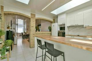 Gerenoveerde rijwoning in centrum Roeselare op wandelafstand van het stadspark, bestaande uit: inkomhal - living - keuken - badkamer - koer -...